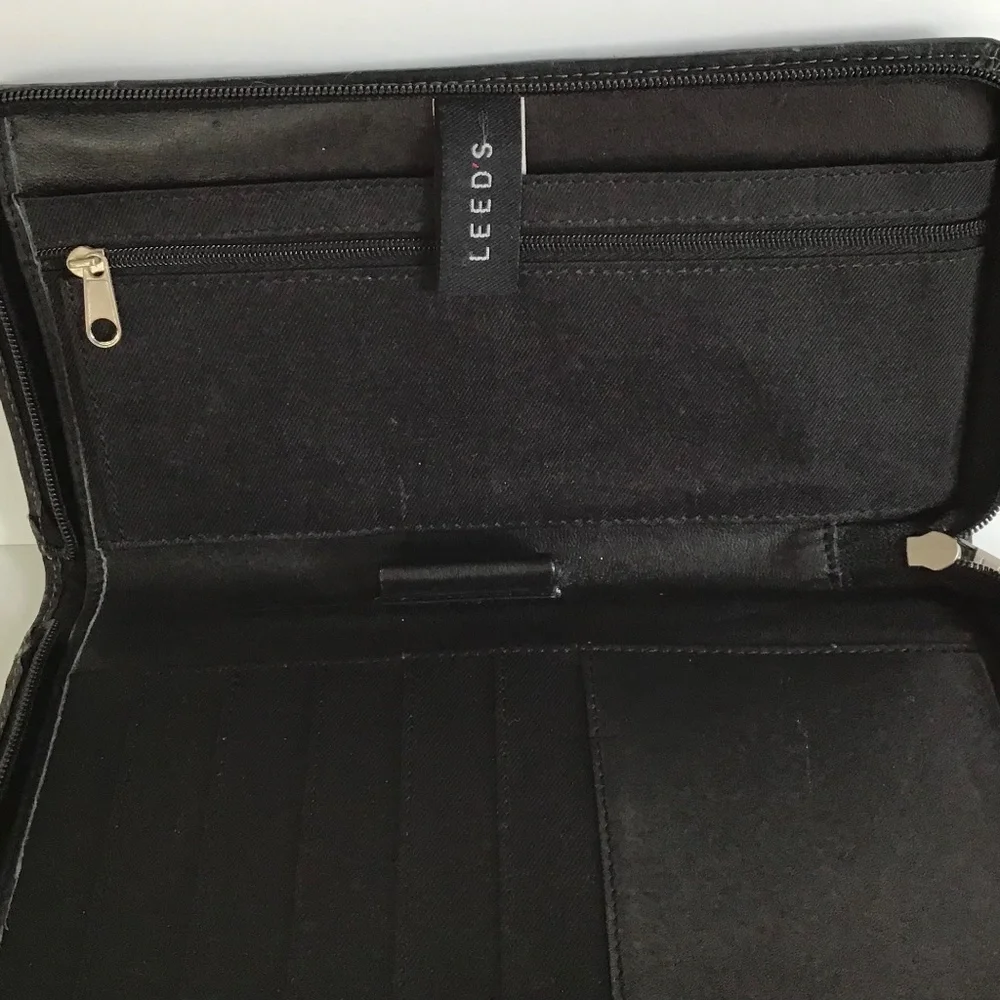 LEED’S Black Leather‎ Passport Organizer Zipper Close Card Slots Pocket Pen Slot